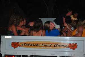 surfcamp maedhcen gruppe auf dem weg nach cabarete
